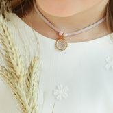 Escapulario DULCE MARÍA BISEL ORO - collar medalla plata con bisel oro 16mm con elástico